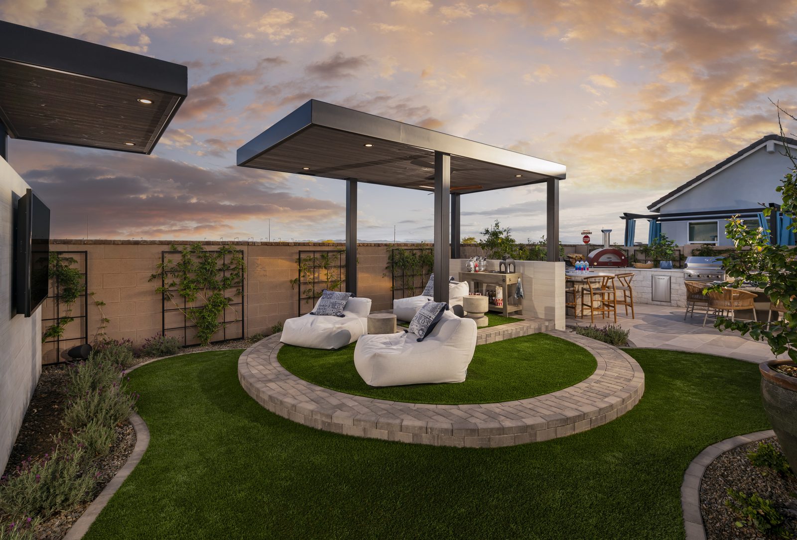Circular Turf Lounge &mdash; landscape in Surprise, AZ